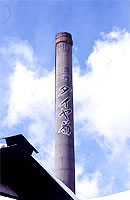高い煙突に描かれた「ダイヤ菊」の文字